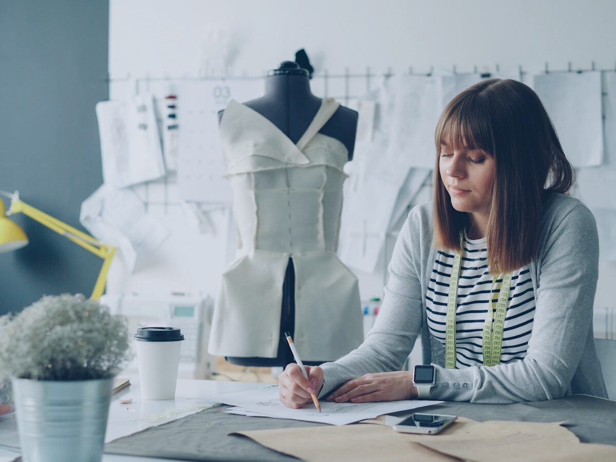 Deziyre designer working on a made-to-measure piece